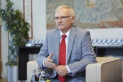 Der albanische Botschafter in Wien Roland Bimo bei der Aussprache mit dem Zweiten Nationalratspräsidenten Karlheinz Kopf (V)