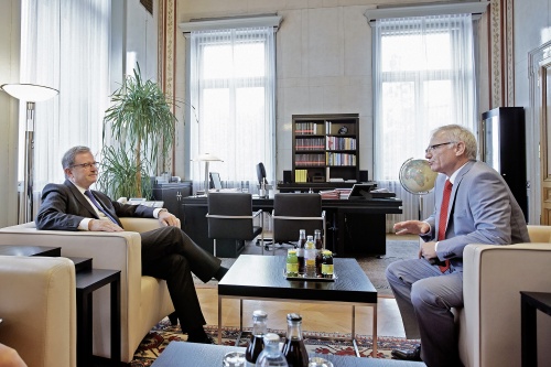 v.li.: Der Zweite Nationalratspräsident Karlheinz Kopf (V) bei der Aussprache mit mit dem Botschafter Albaniens Roland Bimo