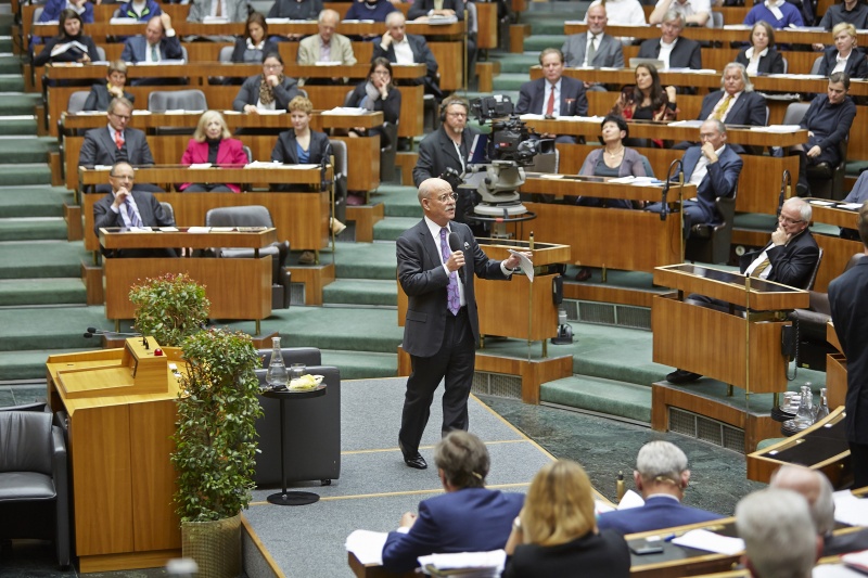 Blick in Richtung VeranstaltungsteilnehmerInnen mit Foundation on Economic Trends Jeremy Rifkin (stehend) am Wort
