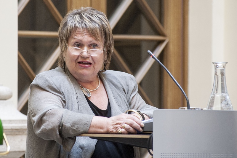 Herausgeberin Lisbeth N. Trallori bei ihrer Einleitung