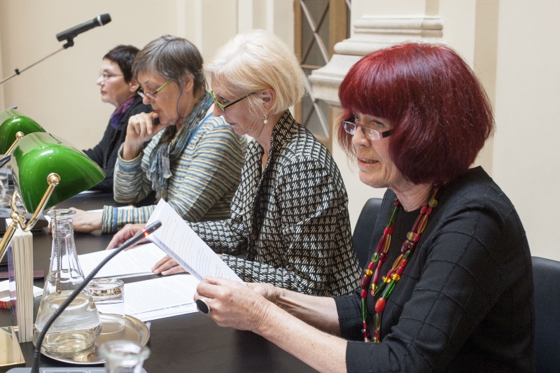 Podium v.li.: Autorin Eva Dité, Pädagogin Erna Dittelbach, Herausgeberin Käthe Kratz und die ehemalige Herausgeberin 'AUF' Dagmar Klopf