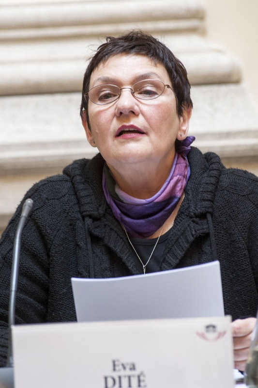 Autorin Eva Dité am Podium