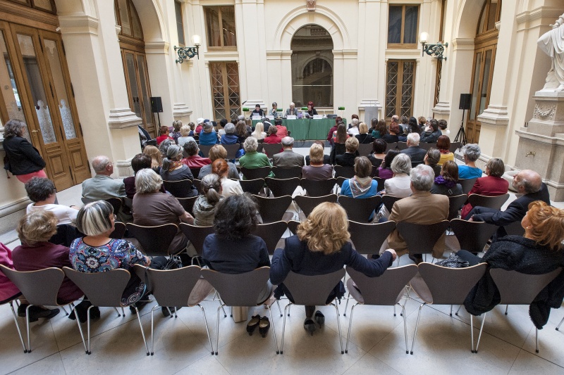 Blick Richtung VeranstaltungsteilnehmerInnen. Podium v.li.: Autorin Eva Dité, Pädagogin Erna Dittelbach, Herausgeberin Käthe Kratz und die ehemalige Herausgeberin 'AUF' Dagmar Klopf