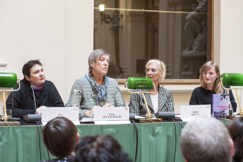 Es diskutieren am Podium (v.li.) Autorin Eva Dité, Pädagogin Erna Dittelbach, Herausgeberin Käthe Kratz und die Vorsitzende der Bundesjugendbewegung Laura Schoch