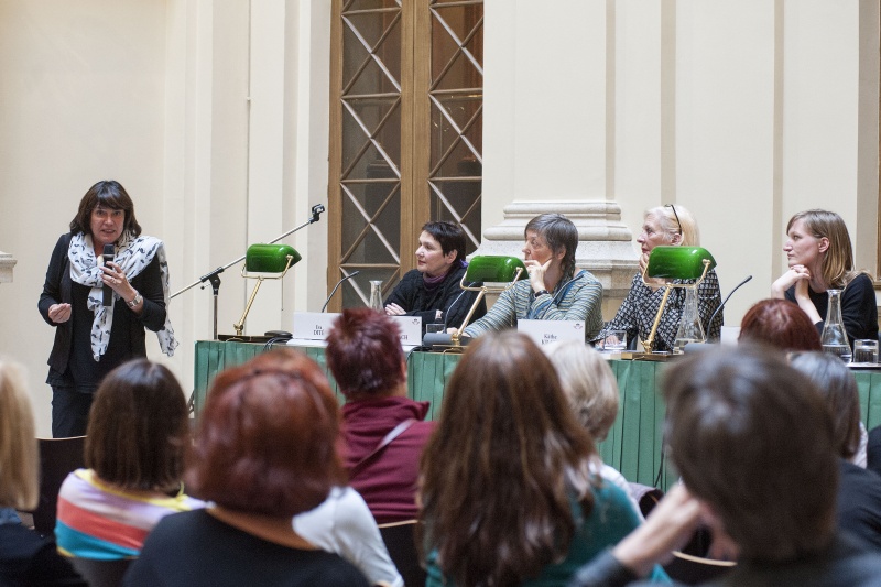 Obfrau des Gleichbehandlungsausschusses Gisela Wurm (S) (li.) am Wort. Podium v.li.: Autorin Eva Dité, Pädagogin Erna Dittelbach, Herausgeberin Käthe Kratz und die Vorsitzende der Bundesjugendbewegung Laura Schoch