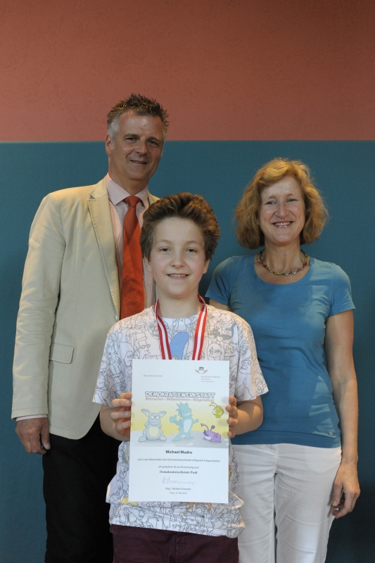 v.li.: Dienstleiter für Öffentlichkeitsarbeit Rudolf Gollia, Schüler Michael Mudro und Lehrerin Claudia Listabarth bei der Urkunden- und Medaillenübergabe