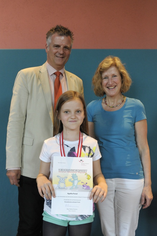 v.li.: Dienstleiter für Öffentlichkeitsarbeit Rudolf Gollia, Schülerin Agatha Pestal und Lehrerin Claudia Listabarth bei der Urkunden- und Medaillenübergabe