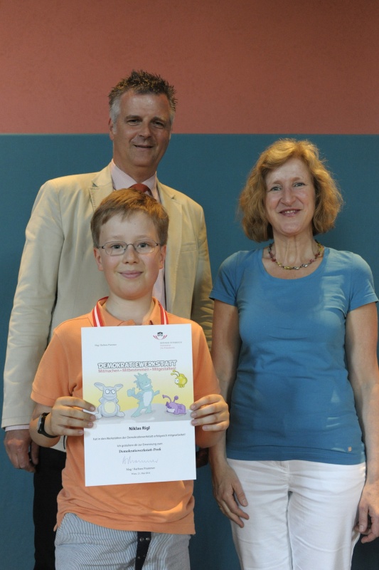 v.li.: Dienstleiter für Öffentlichkeitsarbeit Rudolf Gollia, Schüler Niklas Rigl und Lehrerin Claudia Listabarth bei der Urkunden- und Medaillenübergabe
