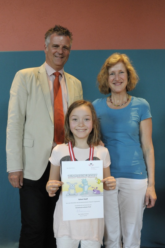 v.li.: Dienstleiter für Öffentlichkeitsarbeit Rudolf Gollia, Schülerin Eyleen Seydl und Lehrerin Claudia Listabarth bei der Urkunden- und Medaillenübergabe