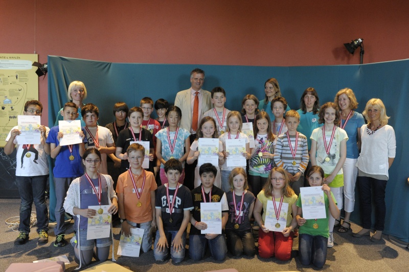 Gruppenfoto mit den SchülerInnen, Lehrerin Claudia Listabarth (2.v.re.), Dienstleiter für Öffentlichkeitsarbeit Rudolf Gollia (Mitte) sowie Mitarbeitern der Demokratiewerkstatt