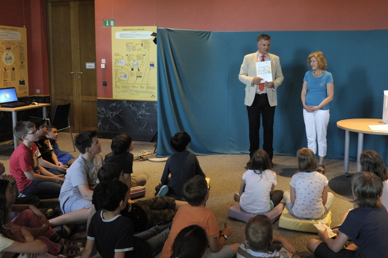 Der Dienstleiter für Öffentlichkeitsarbeit Rudolf Gollia begrüßt die Schüler/innen zur Demokratiewerkstatt Profiehrung