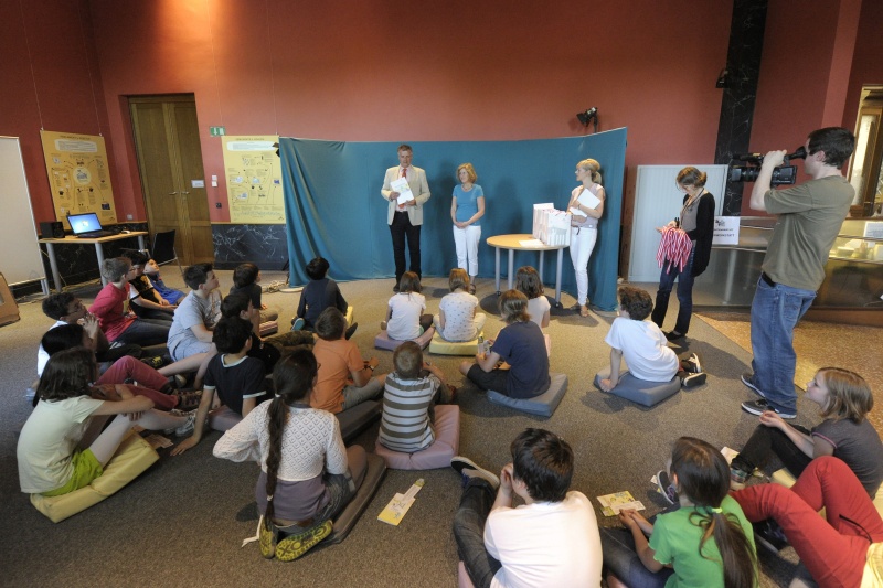 Der Dienstleiter für Öffentlichkeitsarbeit Rudolf Gollia begrüßt die Schüler/innen zur Demokratiewerkstatt Profiehrung