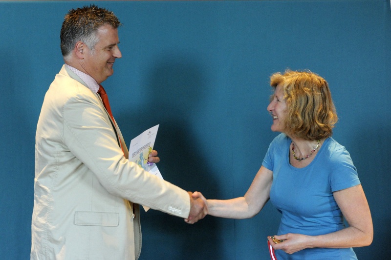 v.li.: Dienstleiter für Öffentlichkeitsarbeit Rudolf Gollia begrüßt Lehrerin Claudia Listabarth