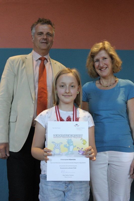 v.li.: Dienstleiter für Öffentlichkeitsarbeit Rudolf Gollia, Katarzyna Adamska und Lehrerin Claudia Listabarth bei der Urkunden- und Medaillenübergabe