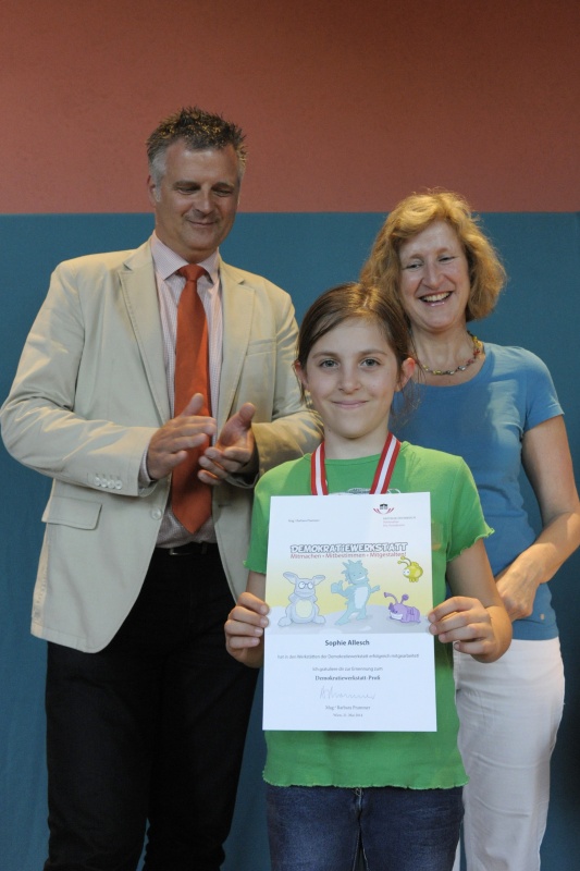 v.li.: Dienstleiter für Öffentlichkeitsarbeit Rudolf Gollia, Schülerin Sophie Allesch und Lehrerin Claudia Listabarth bei der Urkunden- und Medaillenübergabe