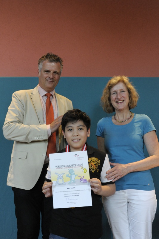v.li.: Dienstleiter für Öffentlichkeitsarbeit Rudolf Gollia, Schüler Marc Badilla und Lehrerin Claudia Listabarth bei der Urkunden- und Medaillenübergabe