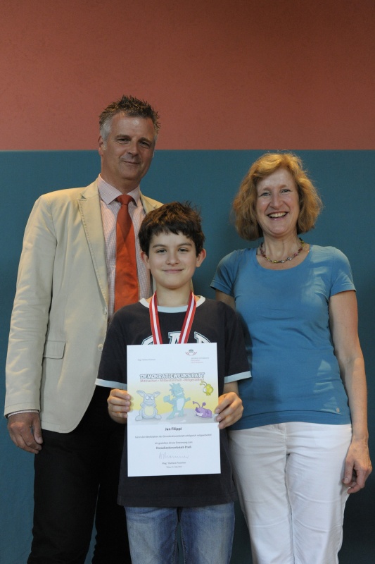 v.li.: Dienstleiter für Öffentlichkeitsarbeit Rudolf Gollia, Schüler Jan Filippi und Lehrerin Claudia Listabarth bei der Urkunden- und Medaillenübergabe