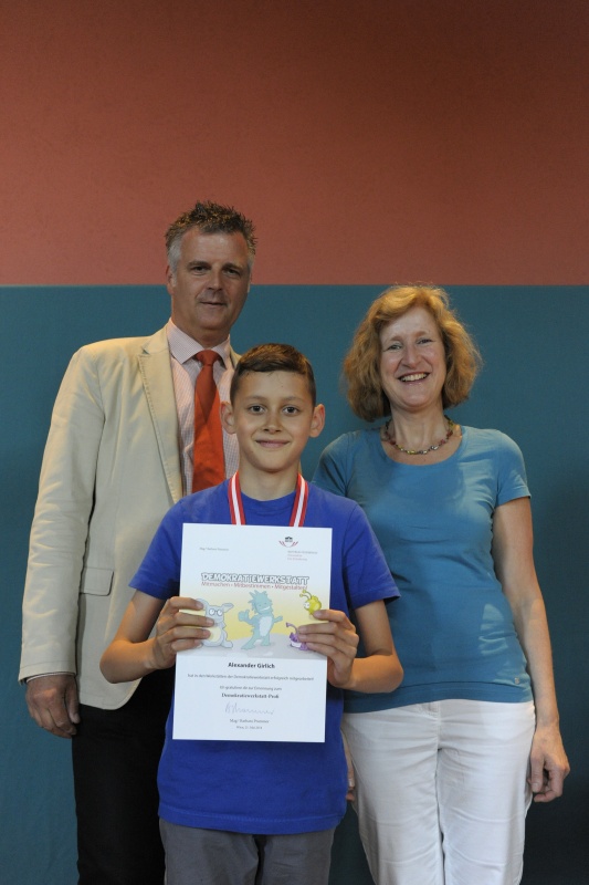 v.li.: Dienstleiter für Öffentlichkeitsarbeit Rudolf Gollia, Schüler Alexander Girlich und Lehrerin Claudia Listabarth bei der Urkunden- und Medaillenübergabe