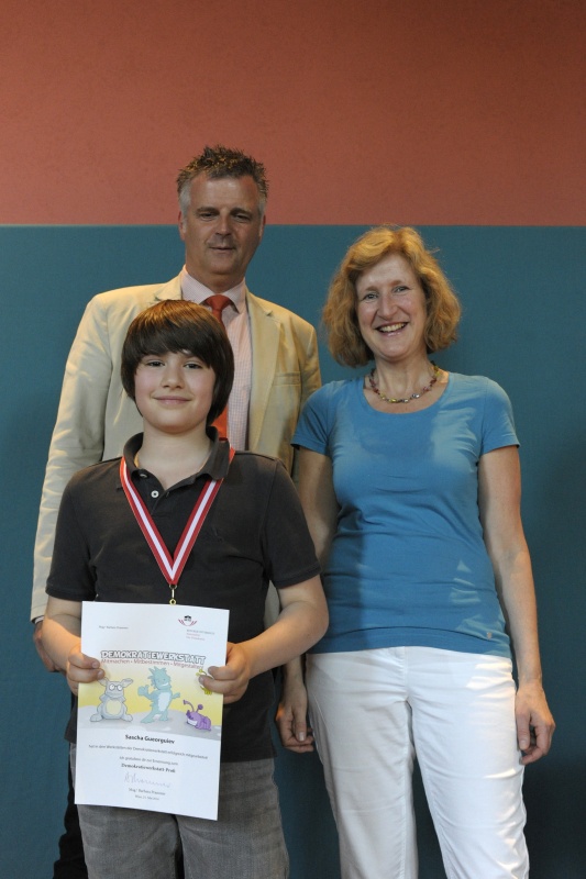 v.li.: Dienstleiter für Öffentlichkeitsarbeit Rudolf Gollia, Schüler Sascha Gueorguiev und Lehrerin Claudia Listabarth bei der Urkunden- und Medaillenübergabe