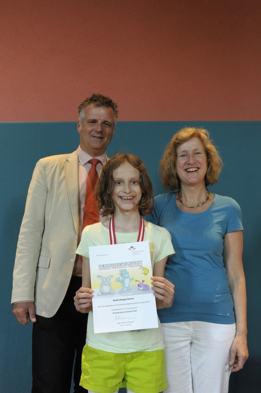 v.li.: Dienstleiter für Öffentlichkeitsarbeit Rudolf Gollia, Schülerin Karla Haigermoser und Lehrerin Claudia Listabarth bei der Urkunden- und Medaillenübergabe