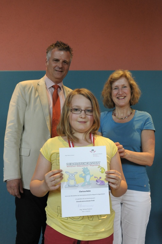 v.li.: Dienstleiter für Öffentlichkeitsarbeit Rudolf Gollia, Schülerin Clarissa Helm und Lehrerin Claudia Listabarth bei der Urkunden- und Medaillenübergabe