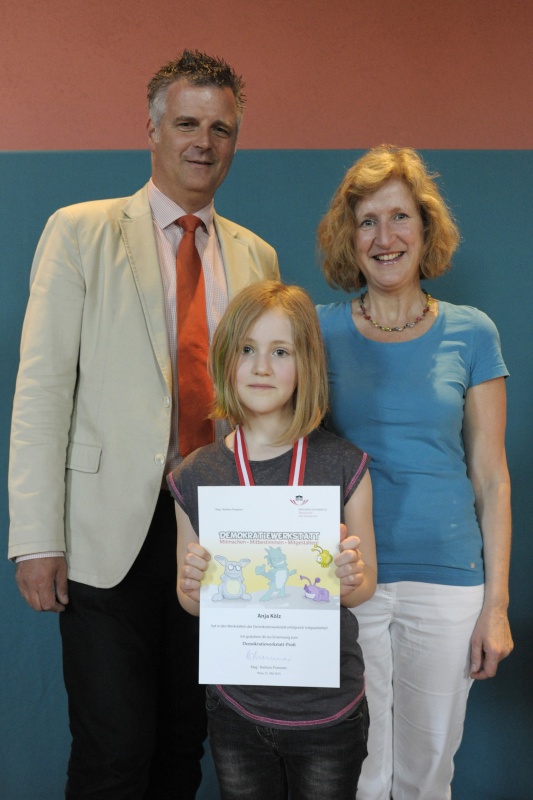 v.li.: Dienstleiter für Öffentlichkeitsarbeit Rudolf Gollia, Schülerin Anja Kölz und Lehrerin Claudia Listabarth bei der Urkunden- und Medaillenübergabe