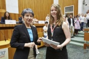 Nationalratspräsidentin Barbara Prammer (S) mit einer Schülerin bei der Ehrenzeichenübergabe