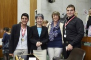 Gruppenfoto mit Nationalratspräsidentin Barbara Prammer (S) (2.v.li.) , Bundesrätin Elisabeth Reich (S) (3.v.li.) und SchülerIn