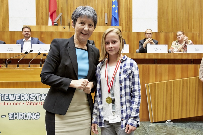 Nationalratspräsidentin Barbara Prammer (S) mit einer Schülerin bei der Ehrenzeichenübergabe