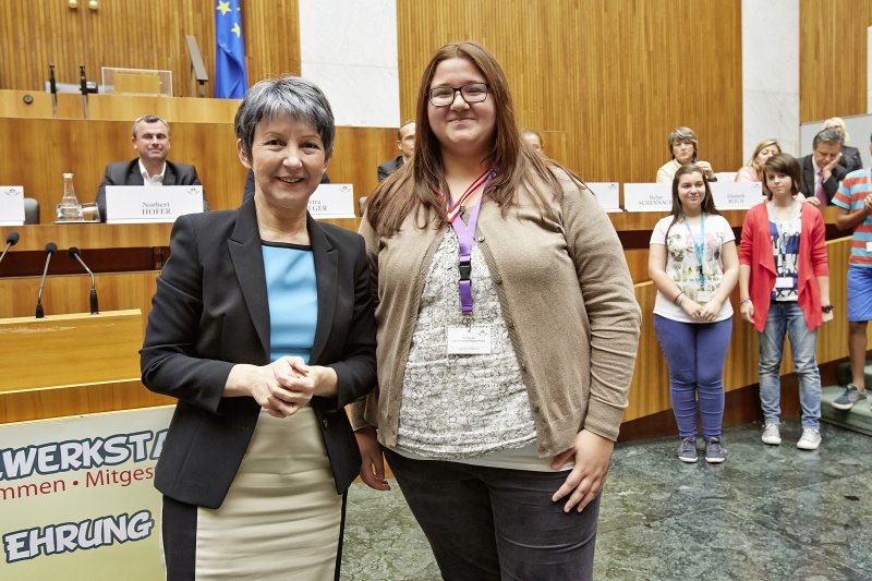 Nationalratspräsidentin Barbara Prammer (S) mit einer Schülerin bei der Ehrenzeichenübergabe