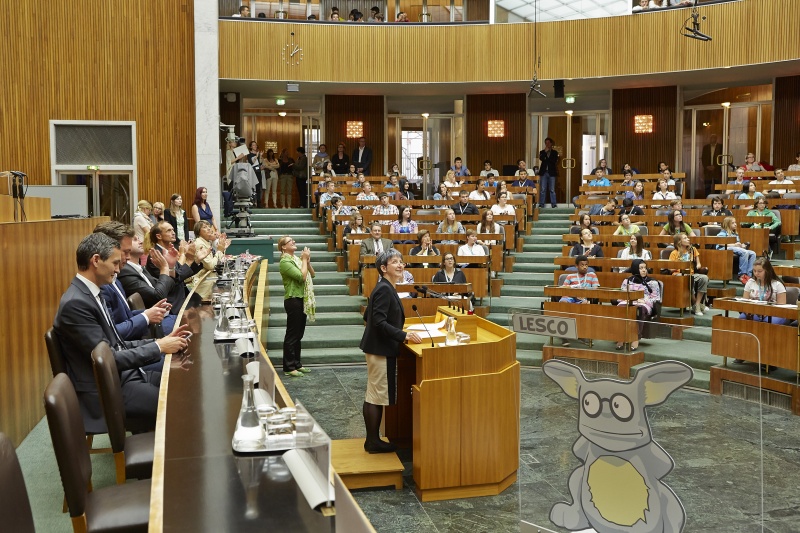 Blick Richtung VeranstaltungsteilnehmerInnen mit Nationalratspräsidentin Barbara Prammer (S) am Rednerpult