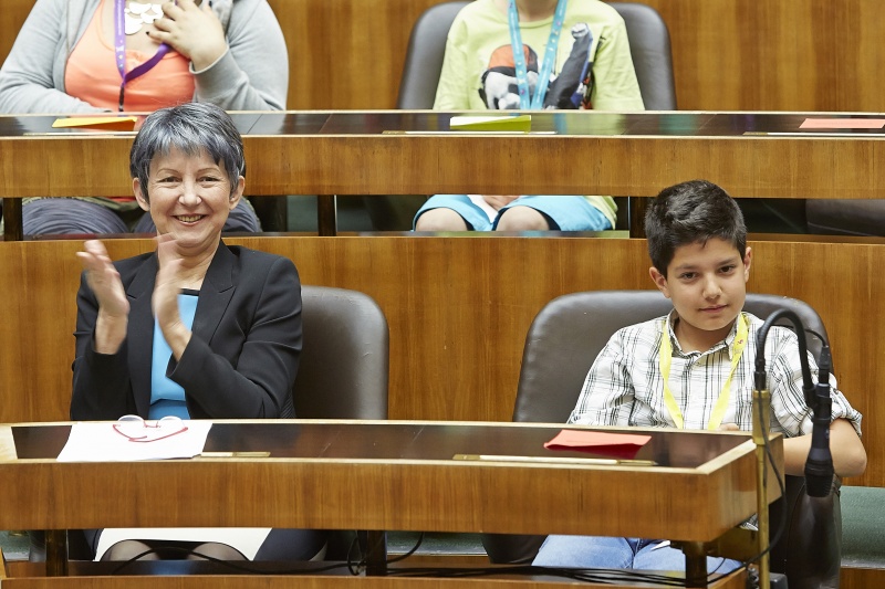 Nationalratspräsidentin Barbara Prammer (S) mit einem Schüler während der Ehrung