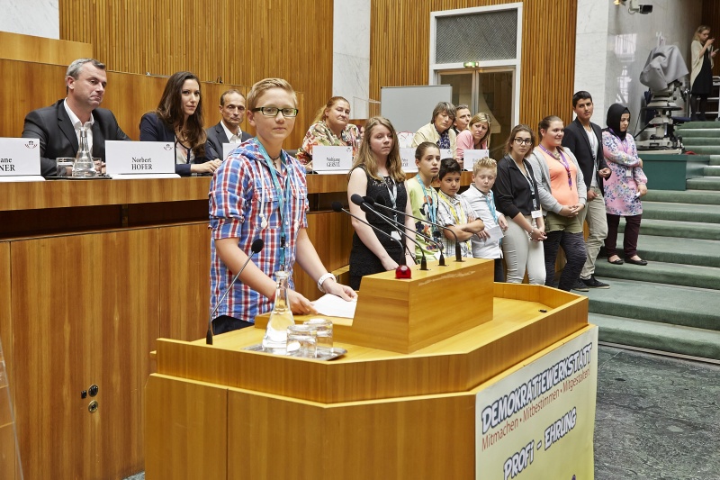 Ein Schüler bei seinem Vortrag am Rednerpult