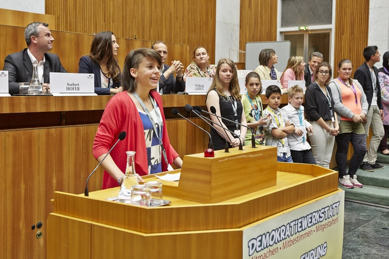 Eine Schülerin bei ihrem Vortrag am Rednerpult
