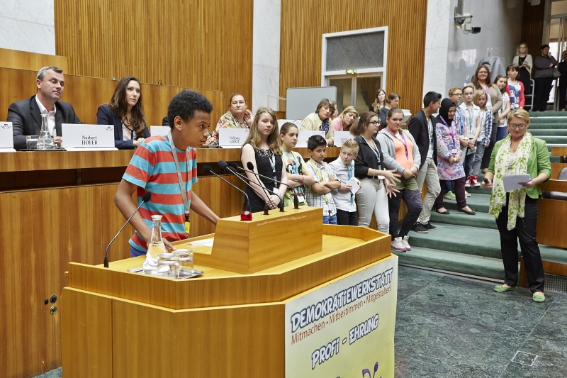 Ein Schüler bei seinem Vortrag am Rednerpult