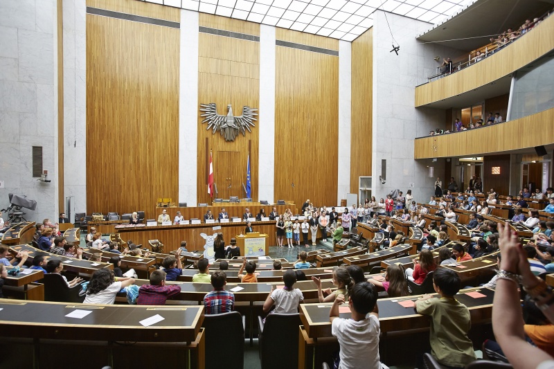 Blick Richtung VeranstaltungsteilnehmerInnen mit Nationalratspräsidentin Barbara Prammer (S) am Rednerpult