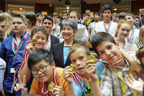 Nationalratspräsidentin Barbara Prammer (S) (Mitte) mit SchülerInnen