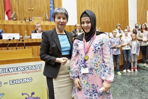 Nationalratspräsidentin Barbara Prammer (S) mit einer Schülerin bei der Ehrenzeichenübergabe
