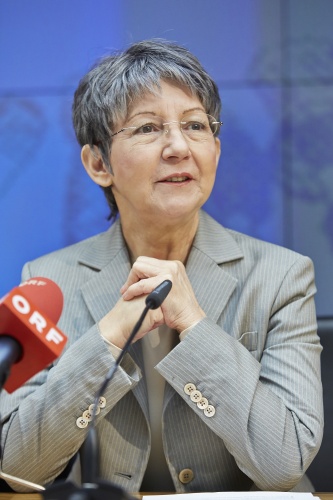 Nationalratspräsidentin Barbara Prammer am Podium