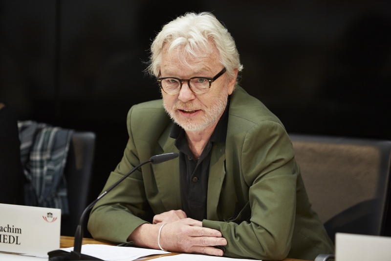 Moderator Joachim Riedl am Podium