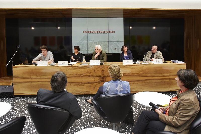 Podium v.li: Fachschaft Architektur TU Wien Bojan Ikic, Schülerin Marlene Prinz, Moderator Joachim Riedl, Österreichische HochschülerInnenschaft Julia Freidl und Politikwissenschafter Manfried Welan