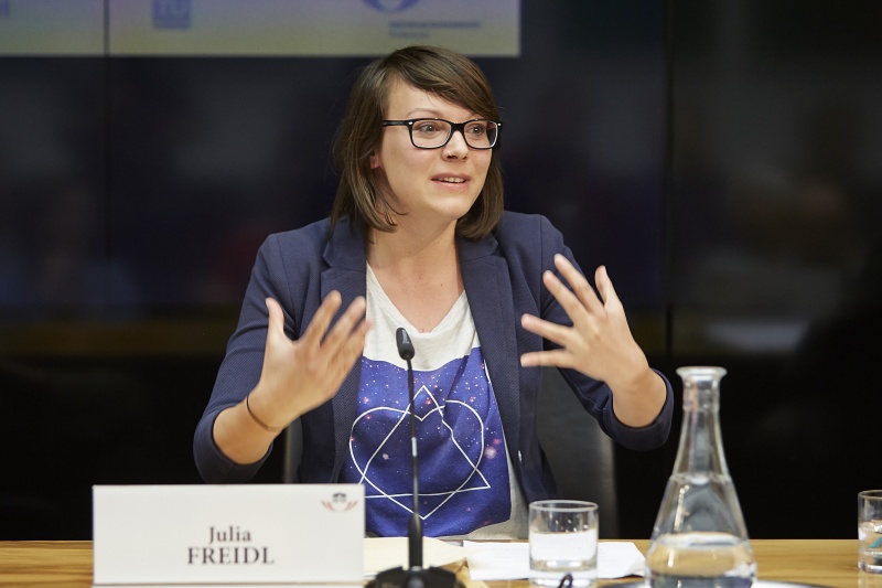 Österreichische HochschülerInnenschaft Julia Freidl am Podium