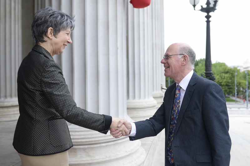 v.li.: Nationalratspräsidentin Barbara Prammer (S) begrüßt den Präsidenten des Deutschen Bundestags Norbert Lammert