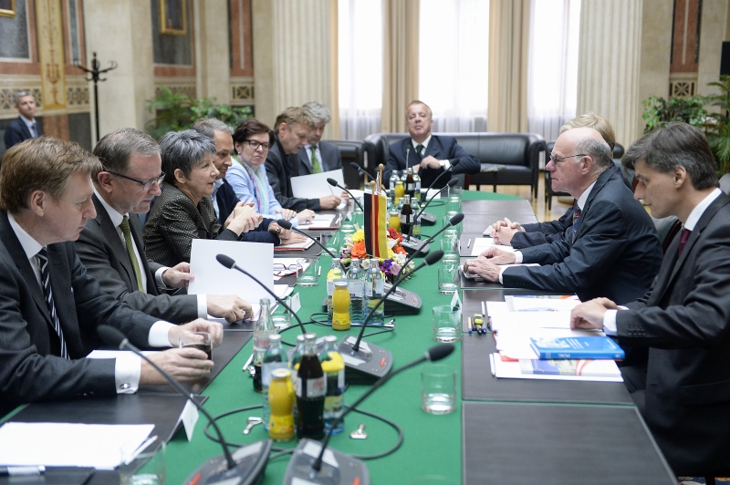Aussprache. Linke Bildhälfte v.li.: Österreichische Delegation mit Andreas Karlsböck (F), Zweiter Nationalratspräsident Karlheinz Kopf (V), Nationalratspräsidentin Barbara Prammer (S), Andreas Schieder (S), Gabriele Tamandl (V), Wolfgang Zinggl (G), Parlamentsdirektor Harald Dossi. Rechte Bildhälfte: Deutsche Delegation mit dem Präsidenten des Deutschen Bundestags Norbert Lammert (2.v.re.).