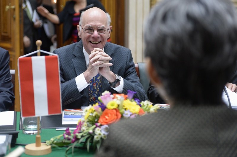 Der Präsident des Deutschen Bundestags Norbert Lammert während der Aussprache mit Nationalratspräsidentin Barbara Prammer (S)