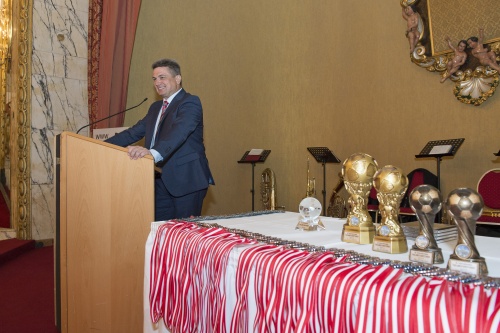 Offizielle Begrüßung durch den Kapitän des FC Nationalrat Nationalratsabgeordneter Hermann Krist (S)