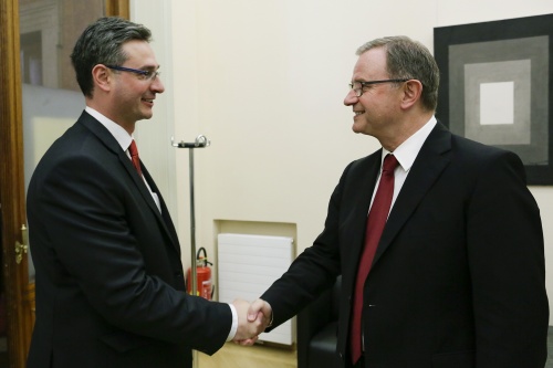 Der tschechische Ausschuss-Obmann Ondřej Benešík wird durch den Zweiten Nationalratspräsidenten Karlheinz Kopf (V) (re) begrüßt