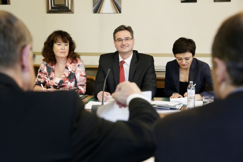 Delegation des Ausschusses für europäische Angelegenheiten des Abgeordnetenhauses der Tschechischen Republik mit dem Ausschuss-Obmann Ondřej Benešík (Mitte) während der Aussprache