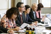 Delegation des Ausschusses für europäische Angelegenheiten des Abgeordnetenhauses der Tschechischen Republik mit dem Ausschuss-Obmann Ondřej Benešík (2.v.li.) während der Aussprache