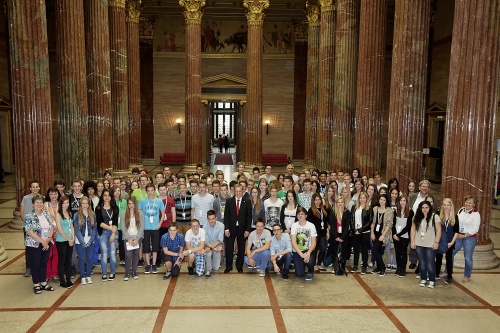 Gruppenfoto mit Bundesratspräsident Michael Lampel (S) (Mitte) mit allen teilnehmenden SchülerInnen